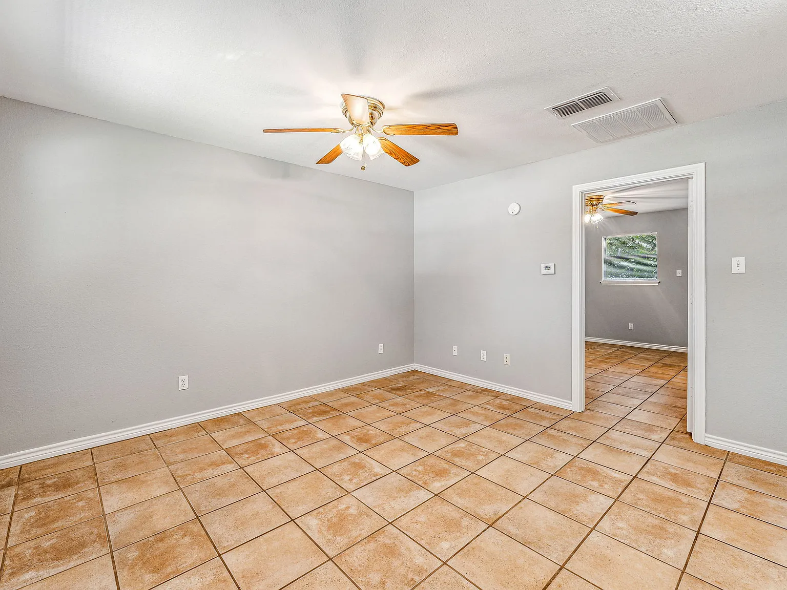 1 bed, 350 sqft, $850 — Photo 2