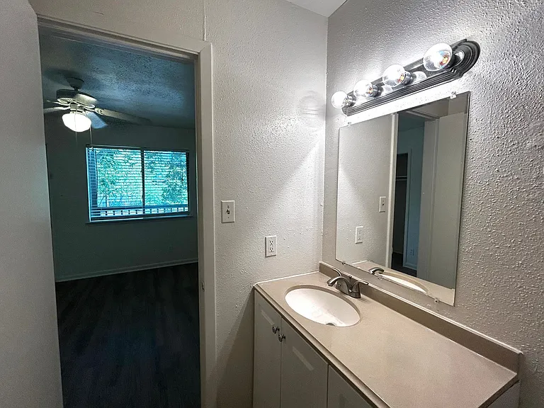 1010 W 23rd St #10 — Photo 17