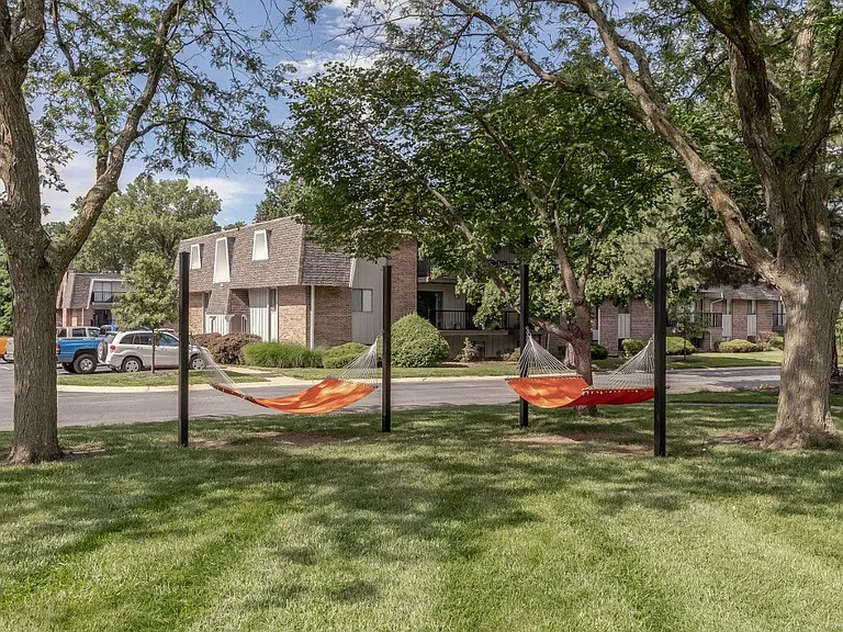 Carlyle Apartments — Photo 15