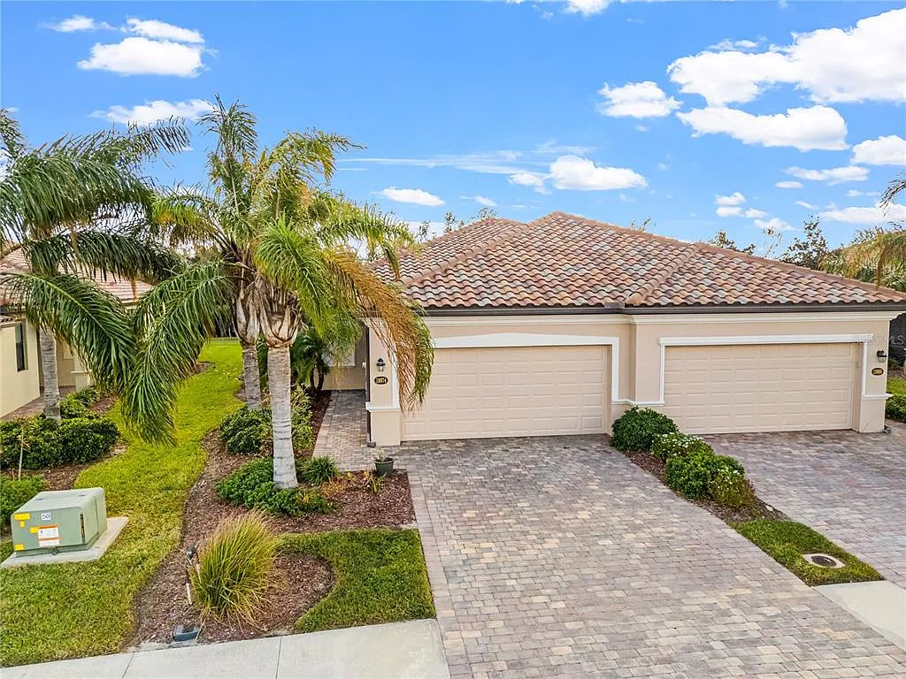 3 bed, 2.0 bath, 1420 sqft, $2,300 — Photo 2