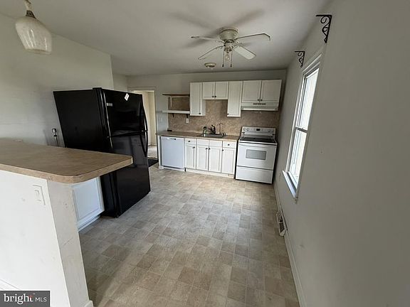 3rd image of 38 Hilldale Rd