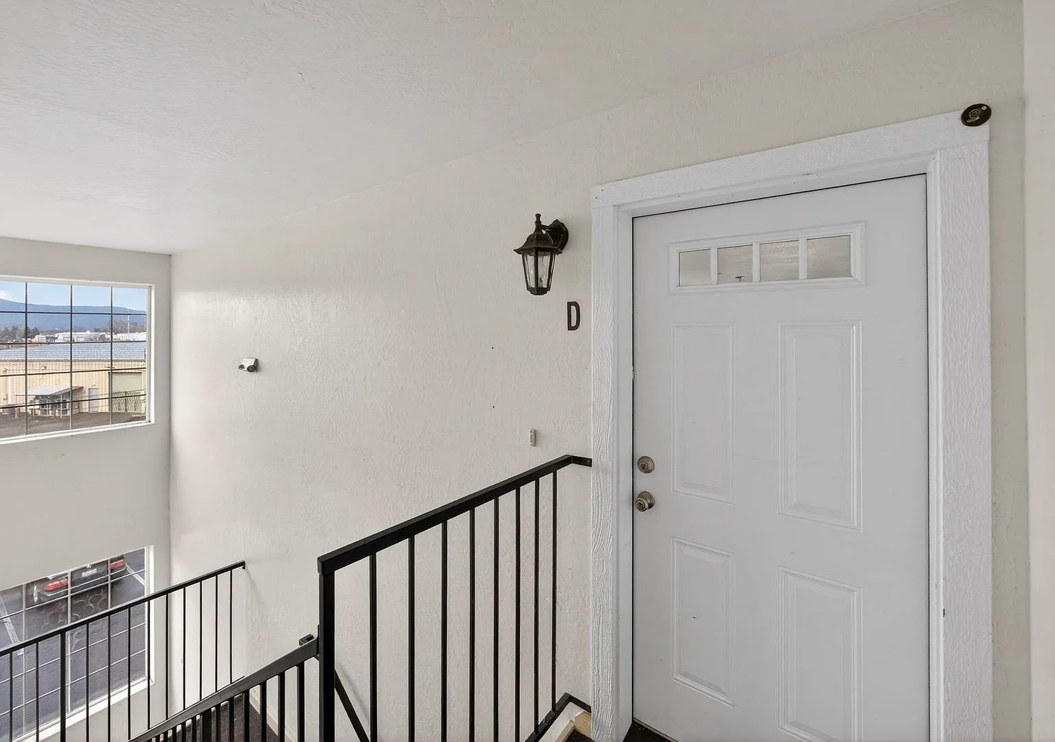 Cute, clean 2 bedroom upstairs apartment with balcony. — Photo 4