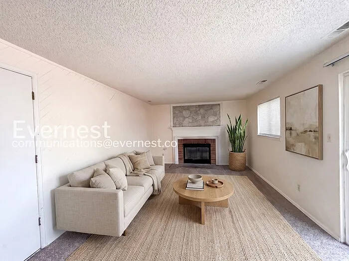 3 bed, 2.0 bath, 1300 sqft, $2,045 — Photo 4