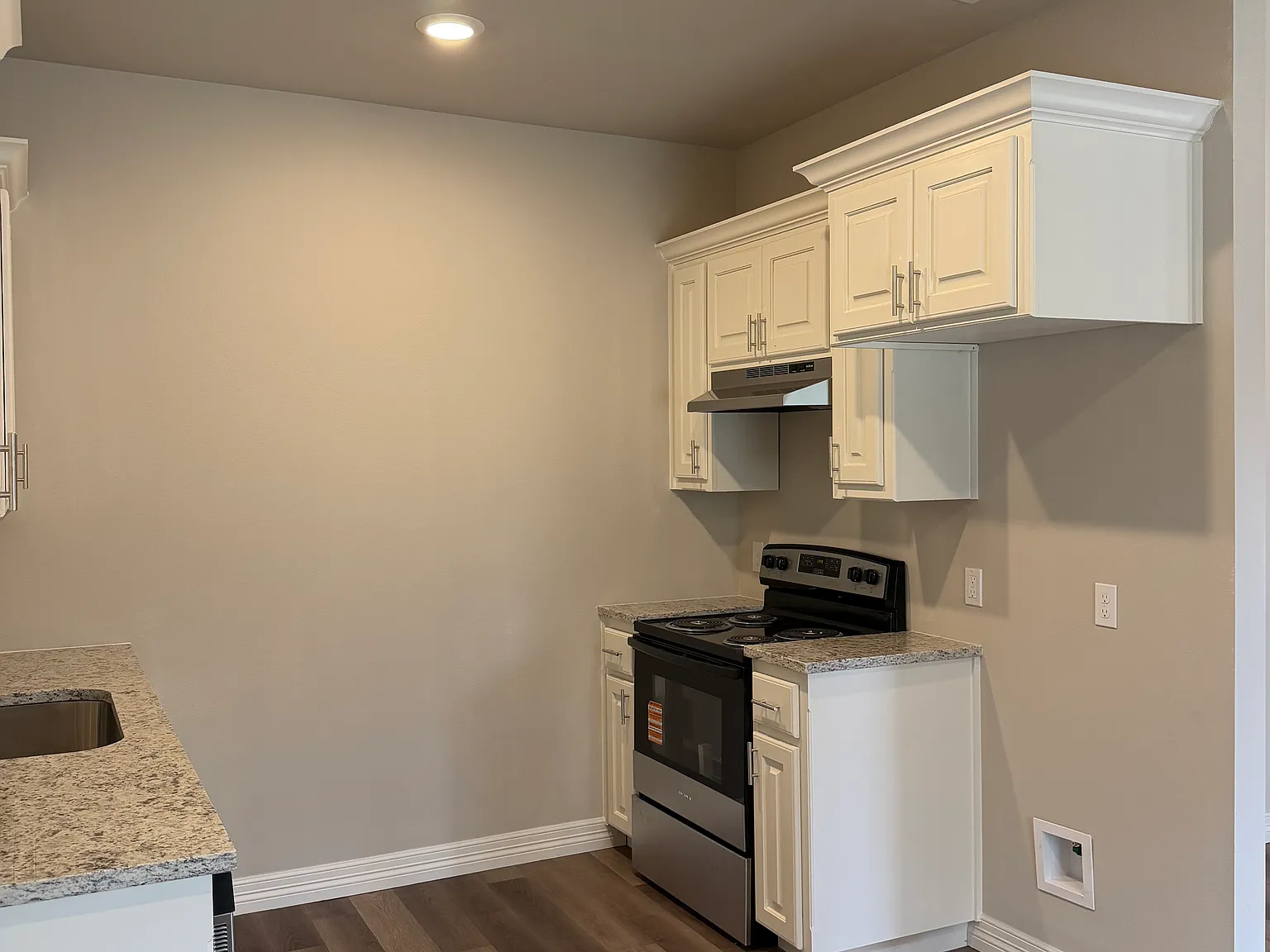 812 W Walnut St — Photo 4