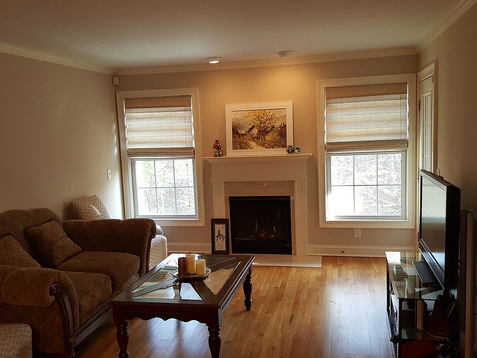 Living Room w/Gas FPL!