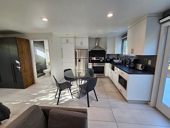 4th image of 11854 Menlo Ave