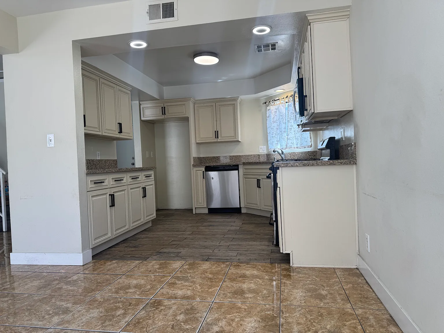3 bed, 1497 sqft, $3,500 — Photo 4