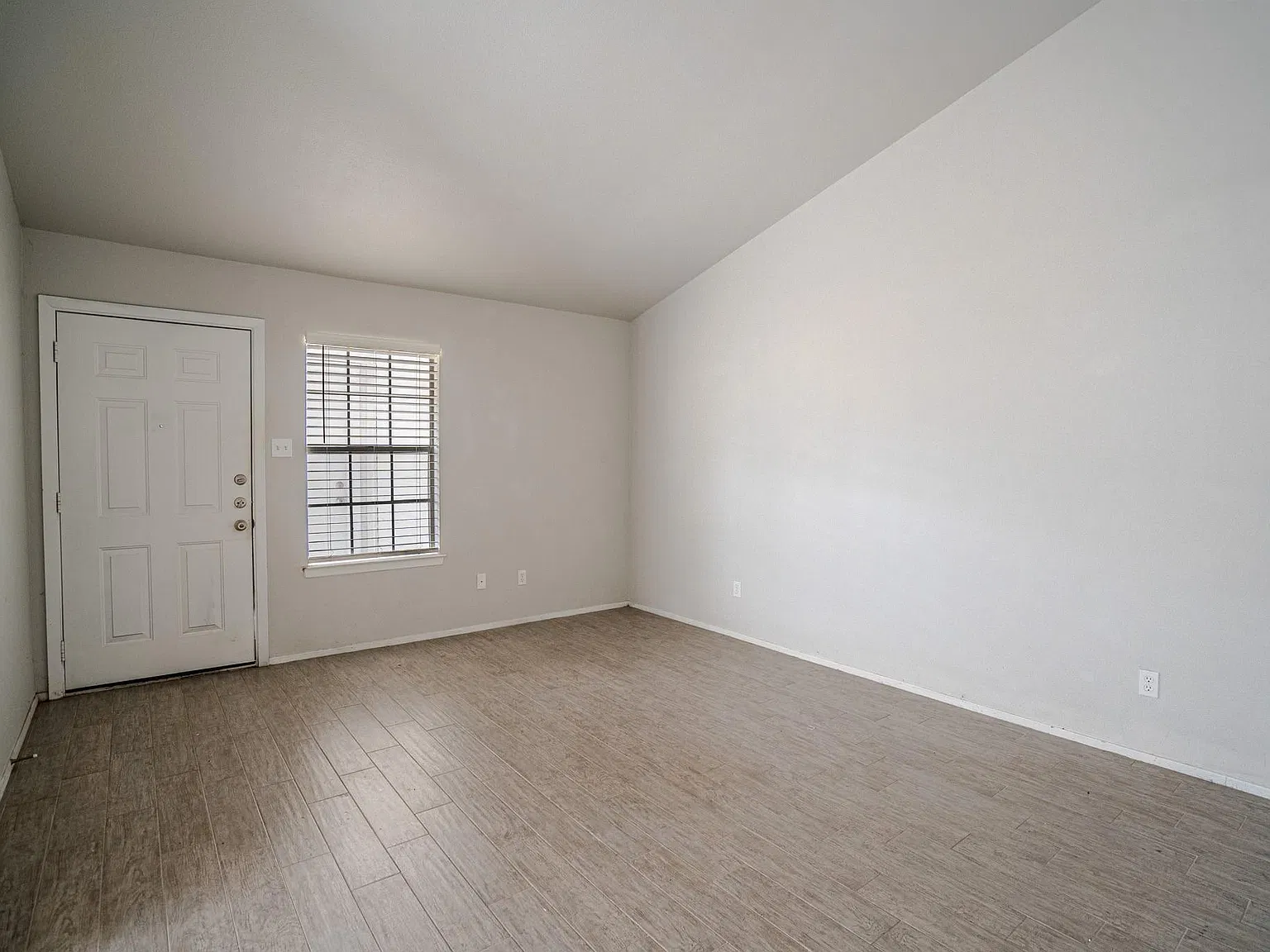 2 bed, 1.0 bath, 800 sqft, $1,450 — Photo 2