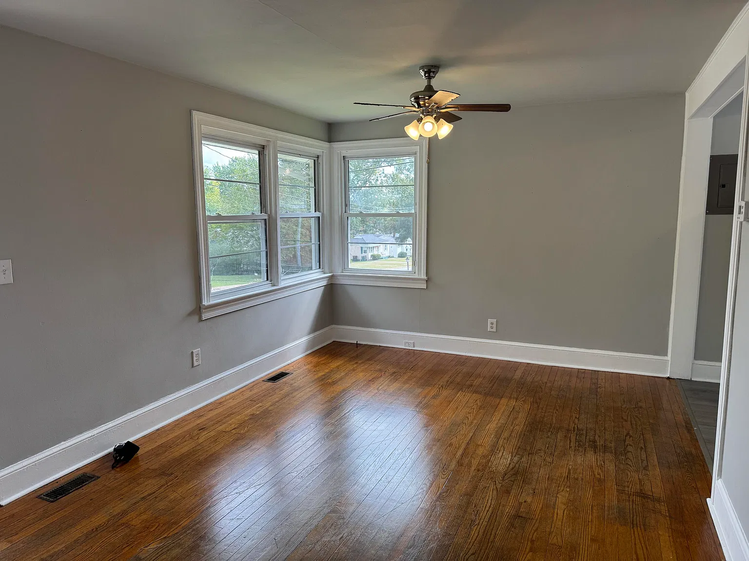 3 bed, 1.0 bath, 914 sqft, $1,263 — Photo 3