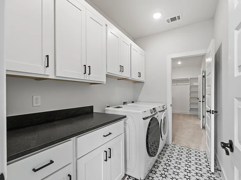 1110 Montieri Dr — Photo 8