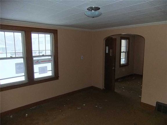 3rd image of 123 Campbell St