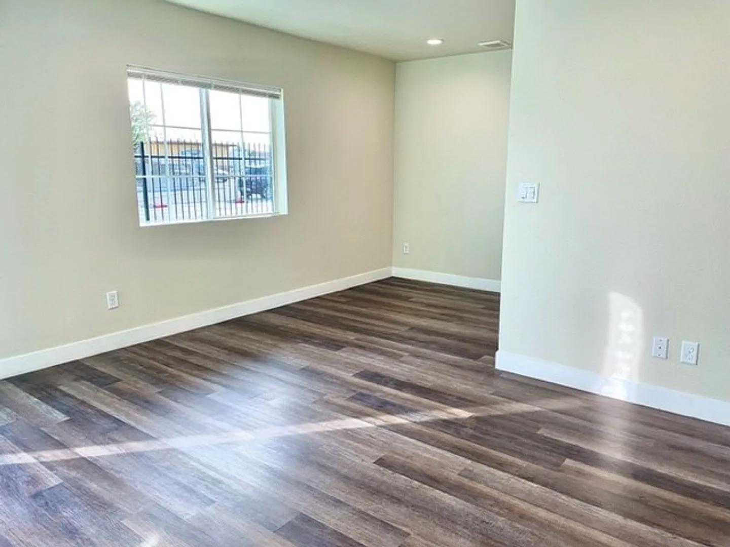 Jefferson West - 1 BR/1 BA Newly Renovated Apartment! — Photo 3