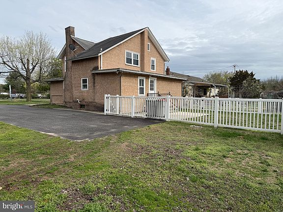 3rd image of 1036 S Spring Rd