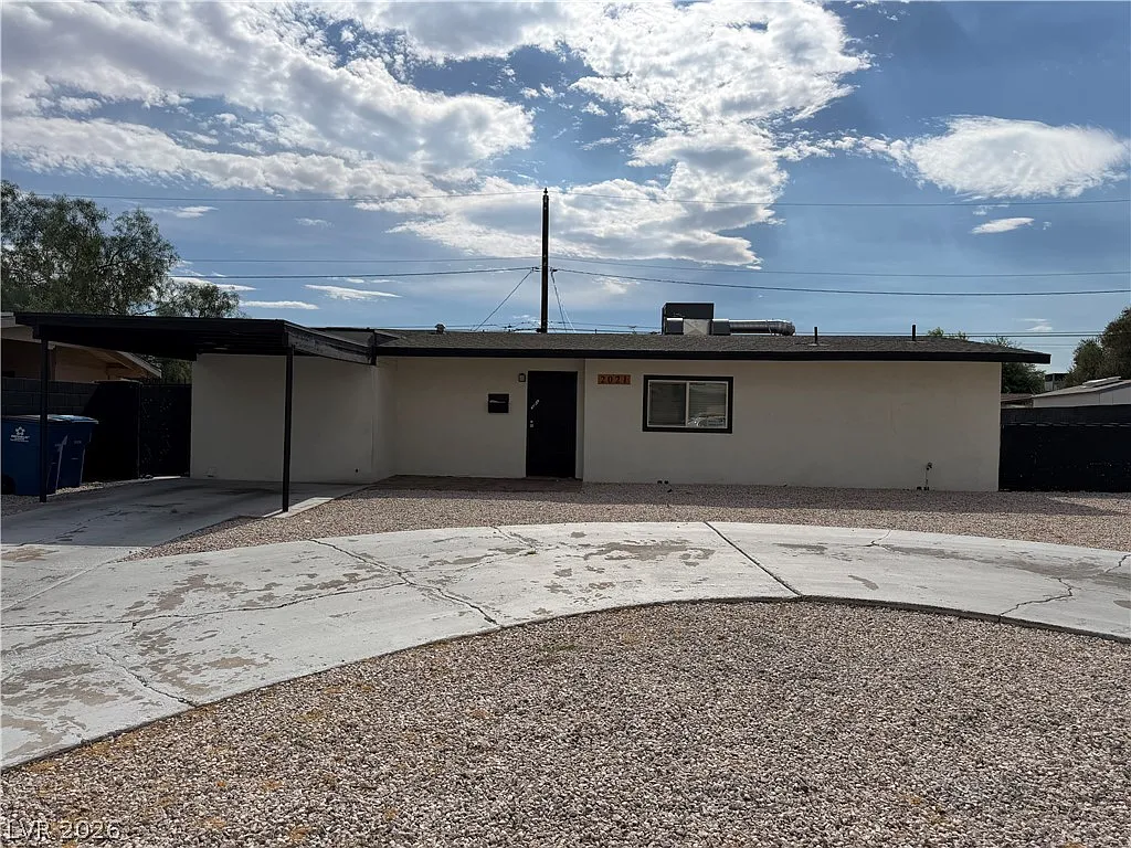 3 bed, 2.0 bath, 1253 sqft, $2,300 — Photo 3