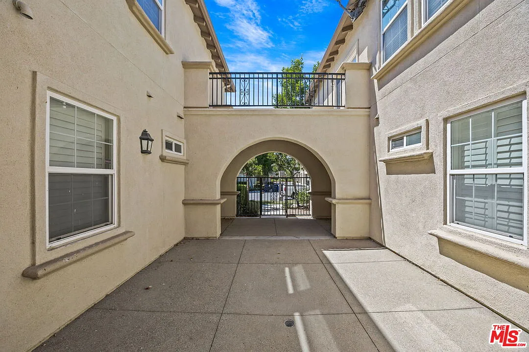 3 bed, 2.0 bath, 2074 sqft, $3,500 — Photo 4