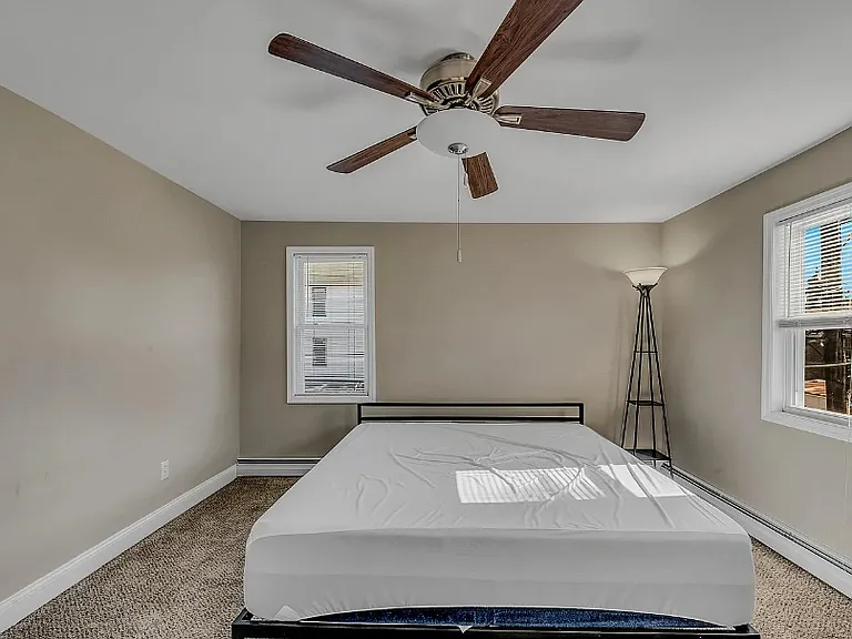 427 E Warren St — Photo 5