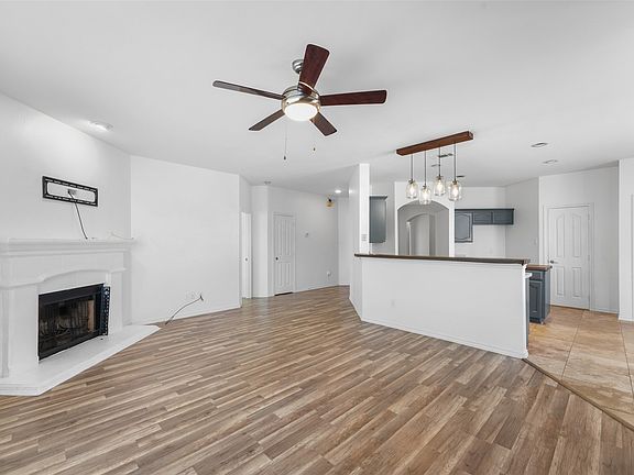 5th image of 556 Caravan Dr
