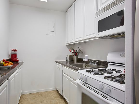 5th image of 300 E 33rd St APT 15A