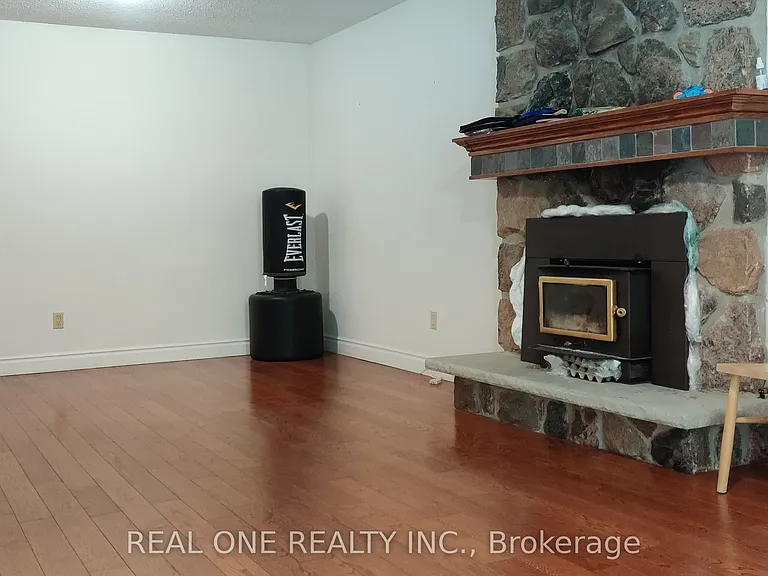 72 Liebeck Cres — Photo 4