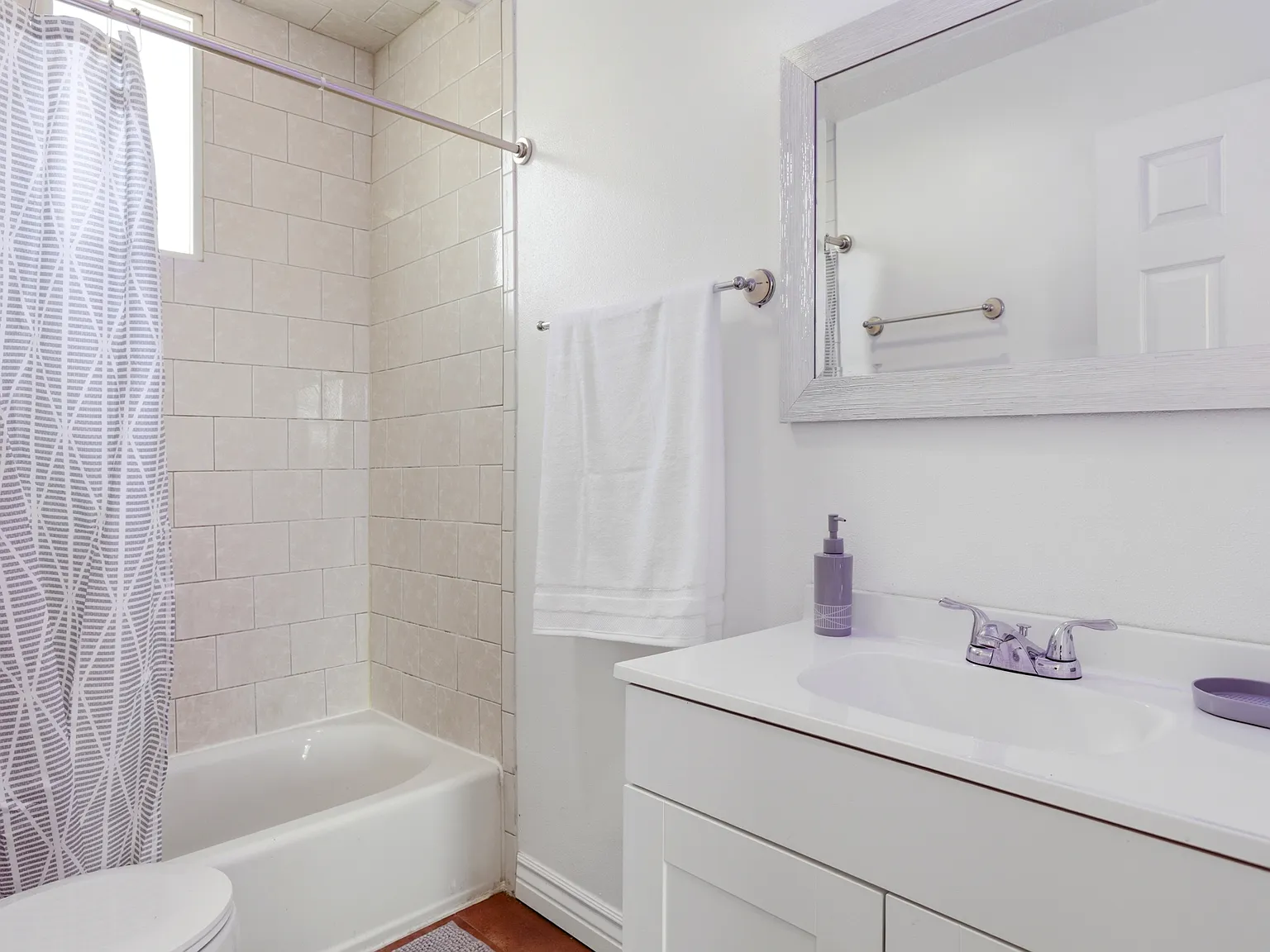 1060 Sullivan Dr - 1 — Photo 4