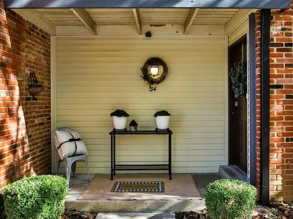 34 Conway Cove Dr, Chesterfield, MO 63017