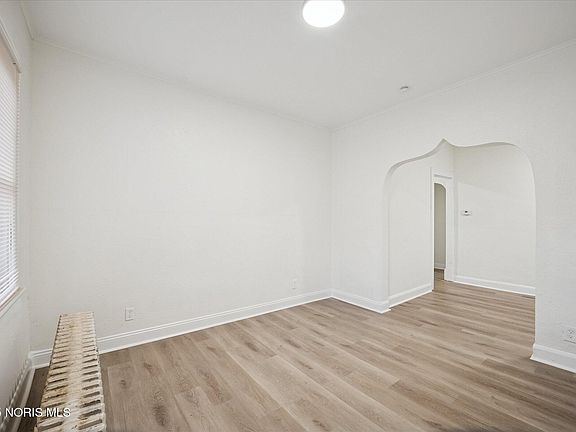 4th image of 950 Oak St