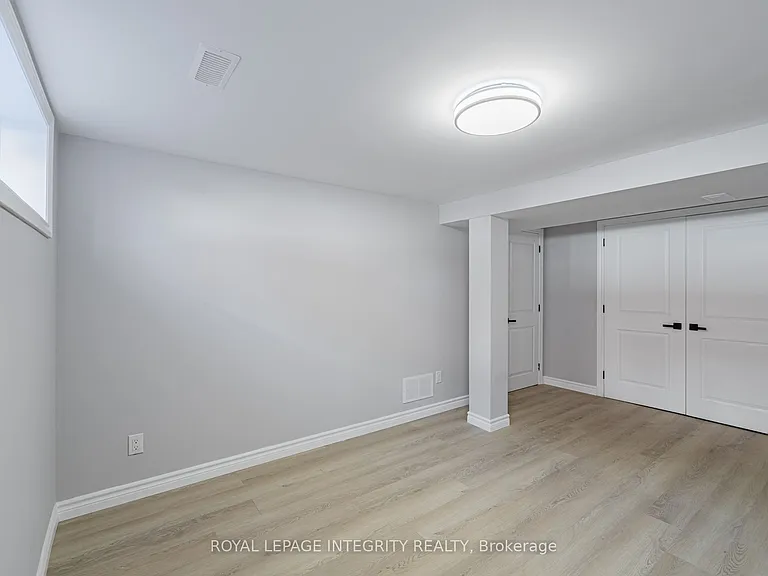 1746 Gage Cres #B — Photo 18