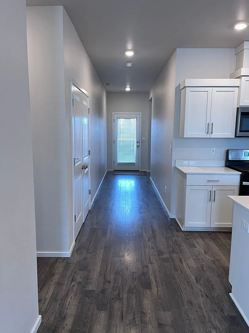 4 bed, 2.0 bath, 1896 sqft, $2,600 — Photo 2