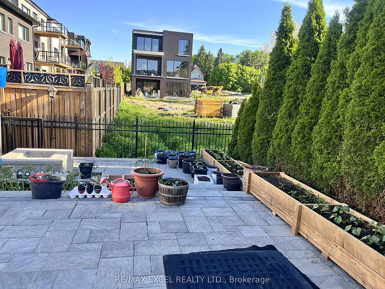 15 Leyburn Ave #BASEMENT — Photo 25