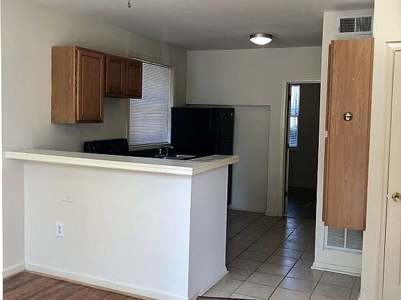 3rd image of 710 Kinney St