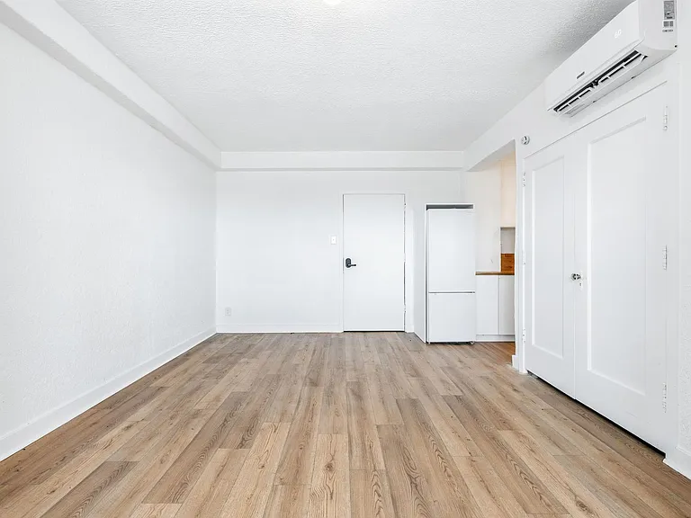 St. Regis Apartments — Photo 17