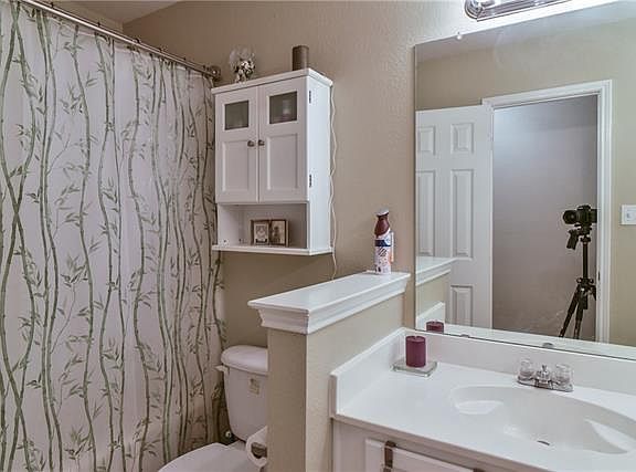 3rd image of 6924 Meadow Bend Dr