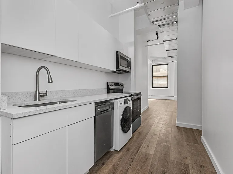 255 W 36th St #1009 — Photo 4