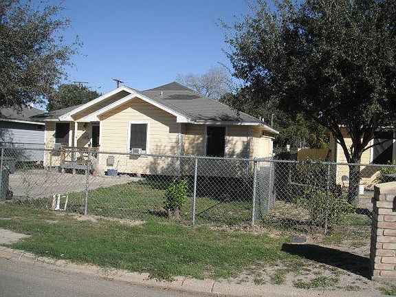 3rd image of 113 E 11th St