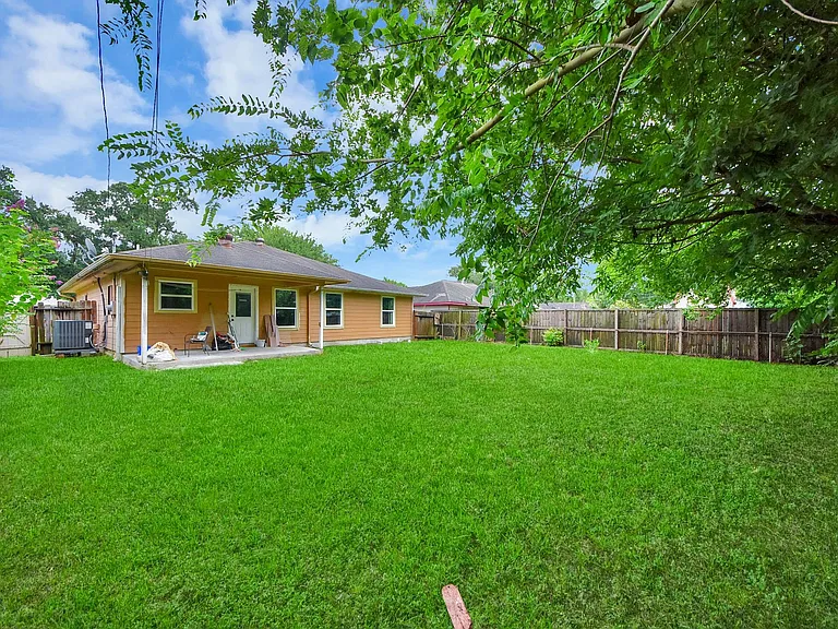 608 Trinity Ln — Photo 34