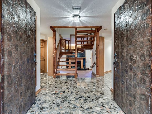 5th image of 19 Meridian Dr