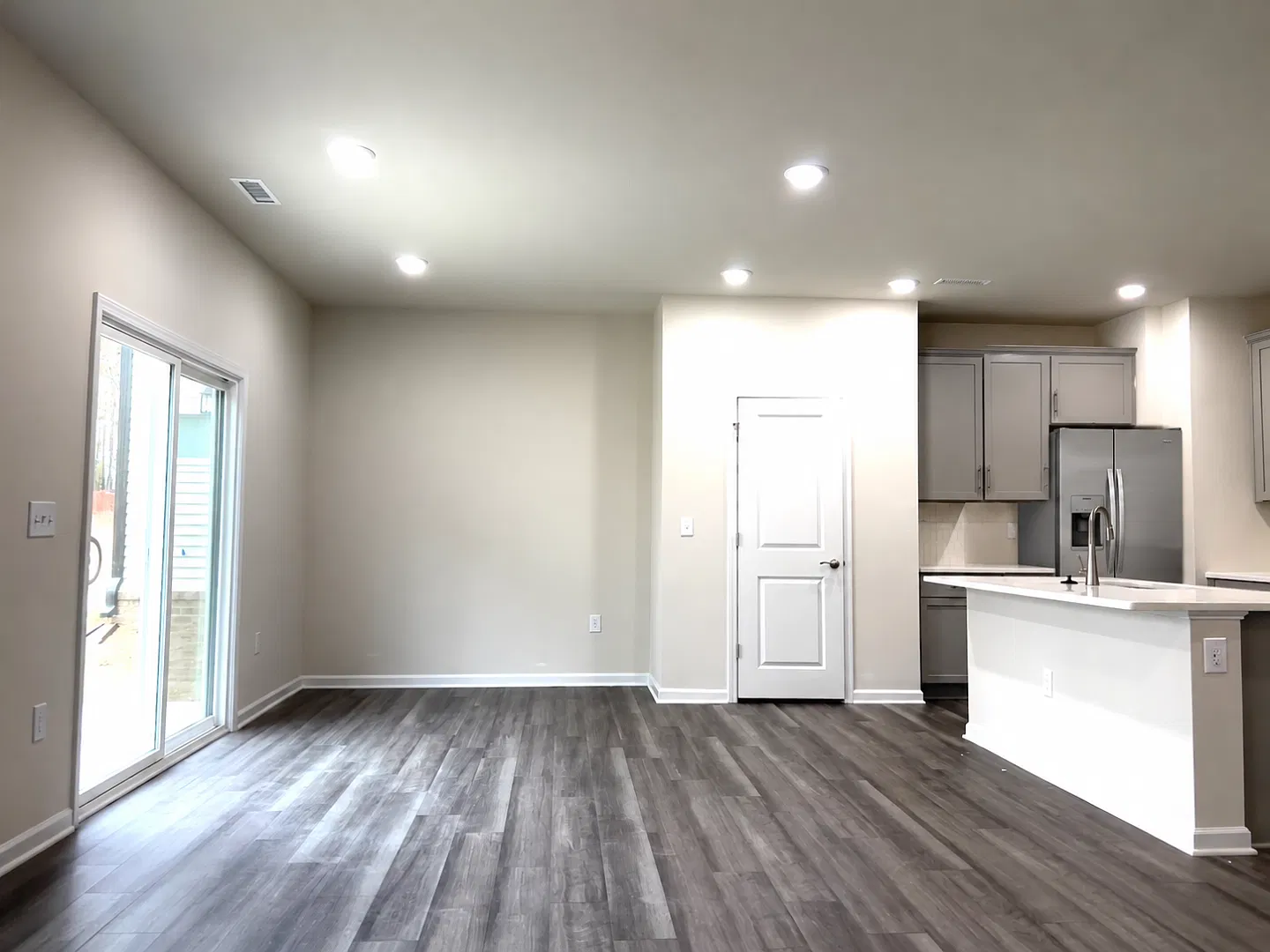Beautiful 4 Bedroom, loft & Double Garage, Single Family House for Rent — Photo 3
