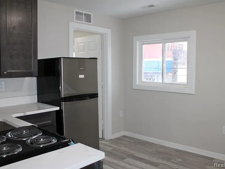 26 Wabash St #6 — Photo 6