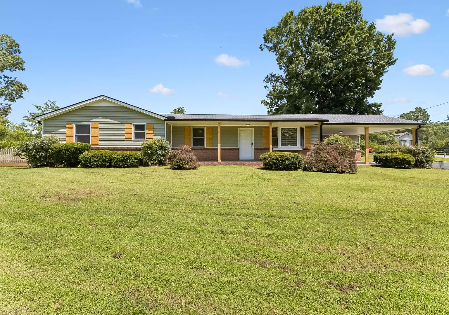 1001 Lakeside Dr — Photo 1