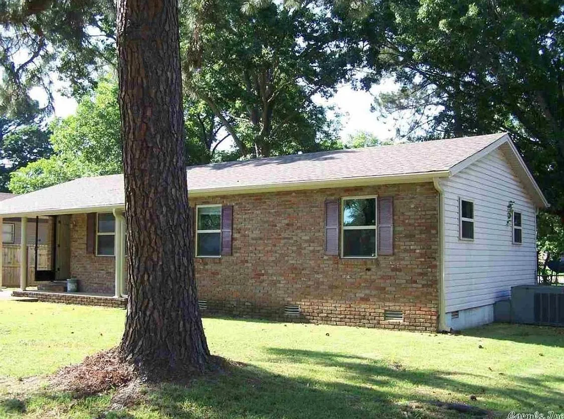 3 bed, 1.5 bath, 1040 sqft, $1,200 — Photo 2