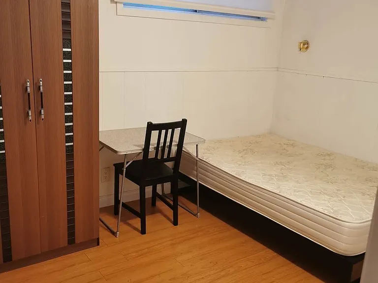 137A Markham St #BASEMENT — Photo 1