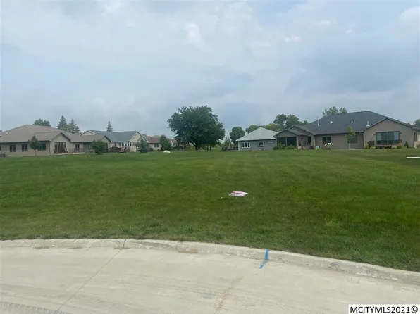 2353 Callaway Ct, Mason City, IA 50401