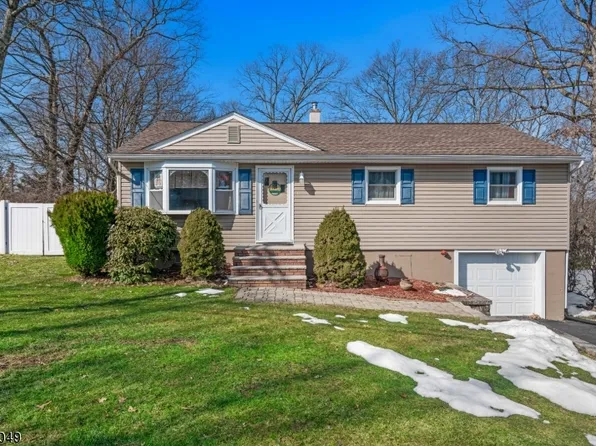 41 Holiday Dr, Hopatcong Boro, NJ 07843