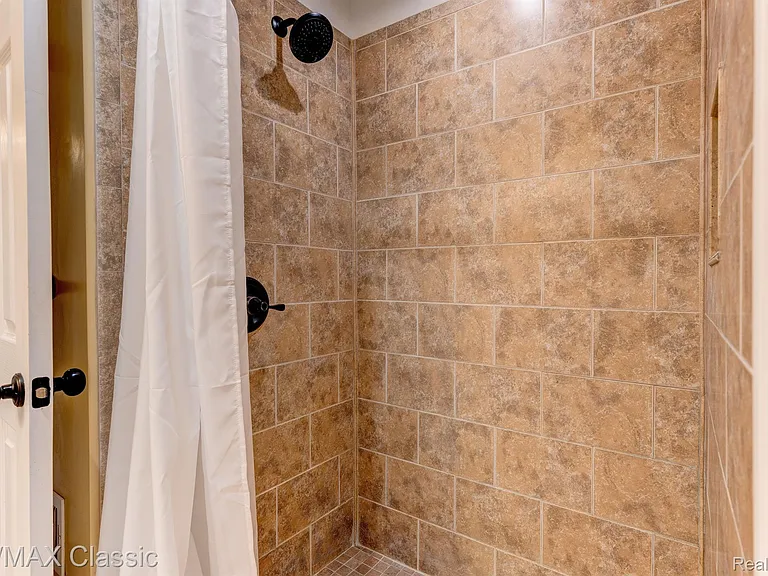 24323 Pinecrest St — Photo 24
