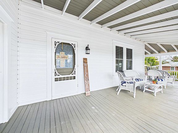 3rd image of 602 W Bay St