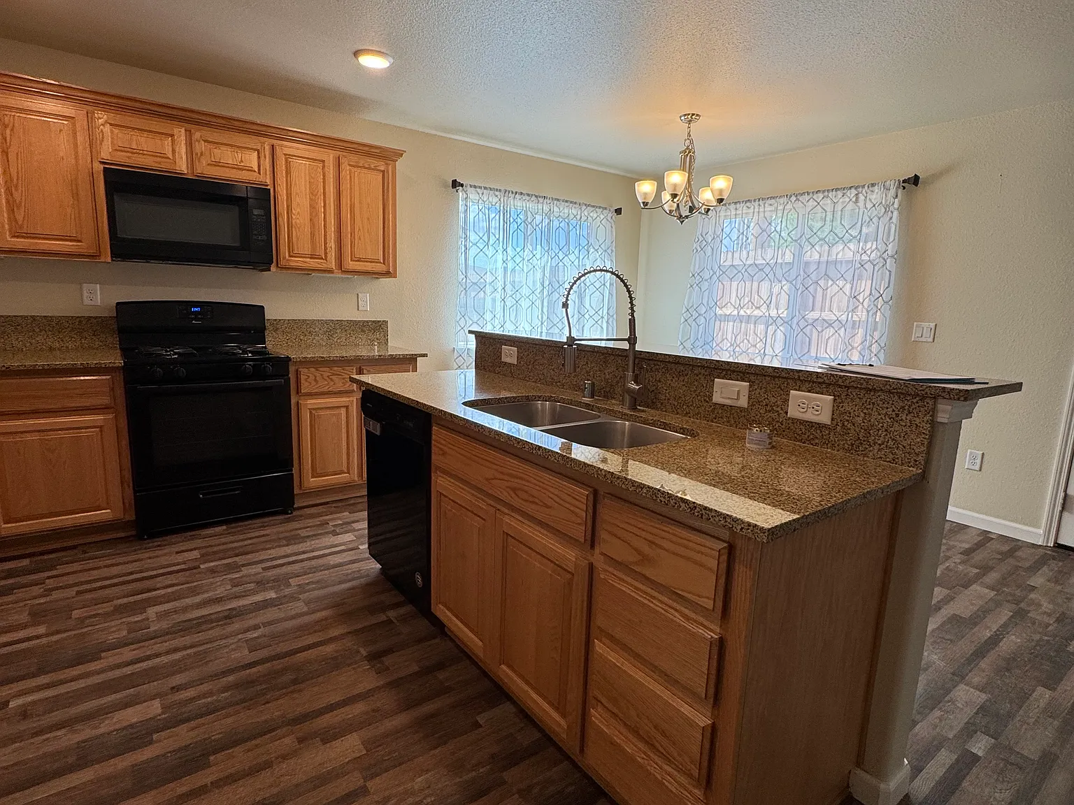 3 bed, 1244 sqft, $2,200 — Photo 3
