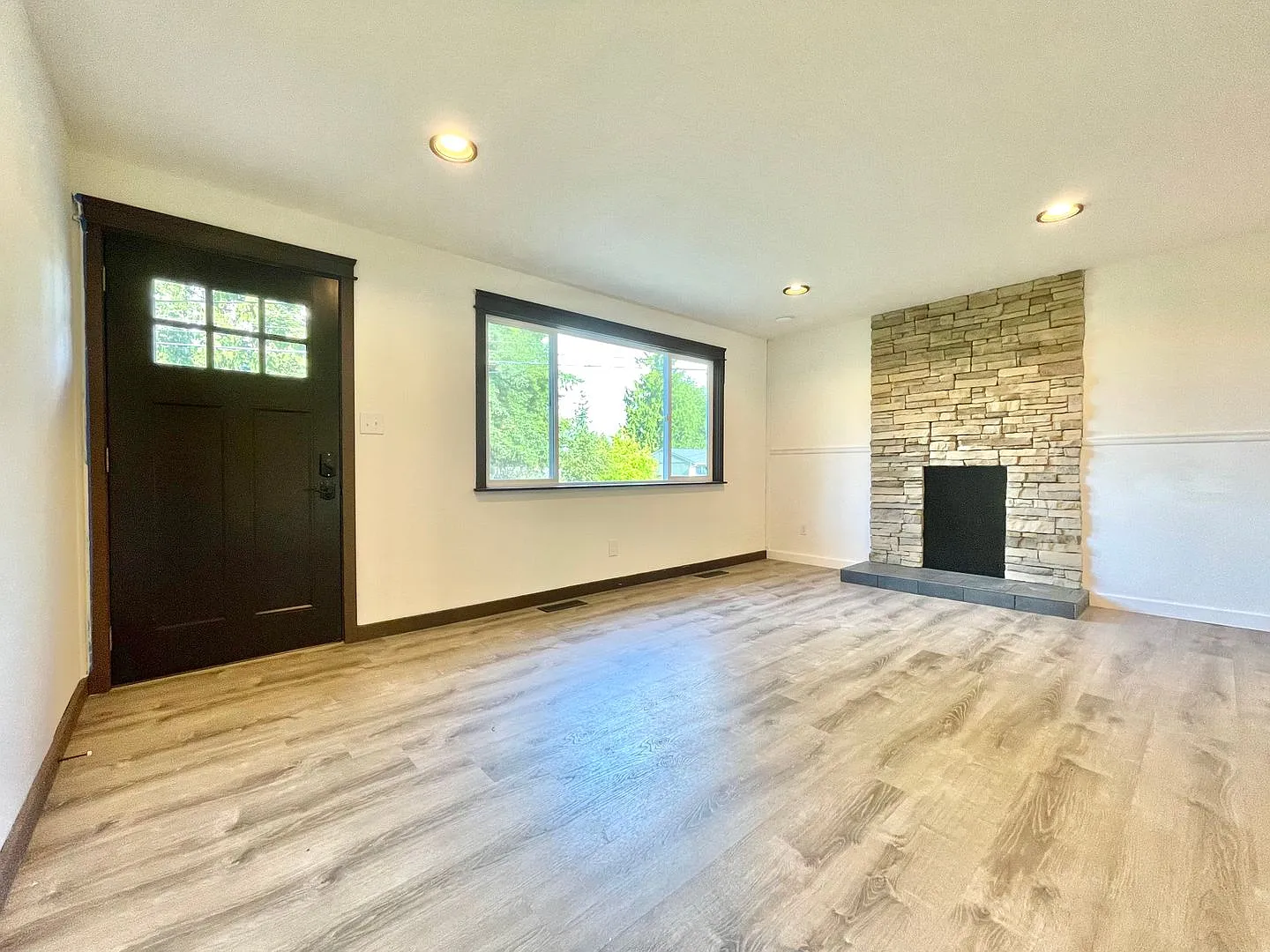 Beautifully 3-Bedroom Home with Large Covered Deck in Lynnwood — Photo 3