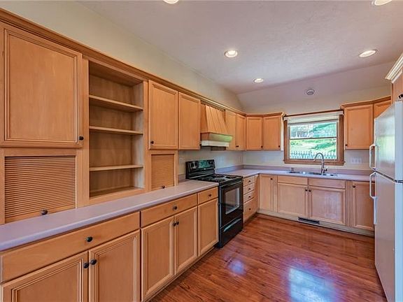 4th image of 1107 Harvey Ave