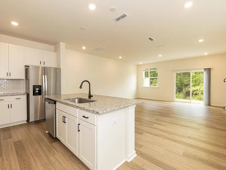 518 Eastwood St — Photo 12