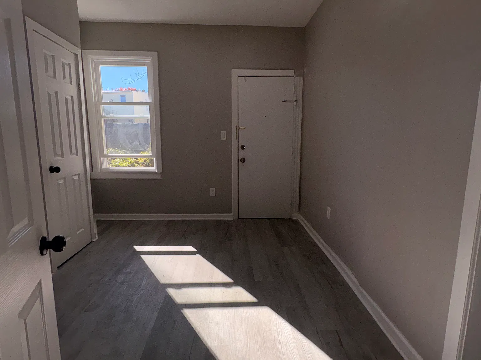 2 bed, 1000 sqft, $1,799 — Photo 2